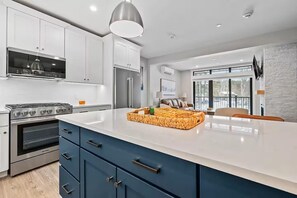 Fridge, microwave, oven, stovetop - Ski-In Cranmore Condo, Fireplace & Pool/Hot Tub (Conway)