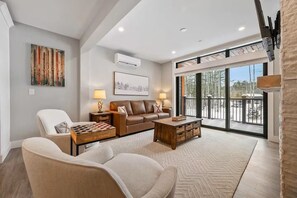 Smart TV, fireplace - Ski-In Cranmore Condo, Fireplace & Pool/Hot Tub (Conway)