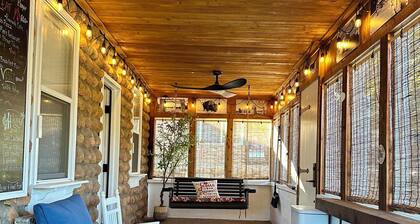Lone Oak Cottage Fully restored cabin with 5 beds & walk in shower