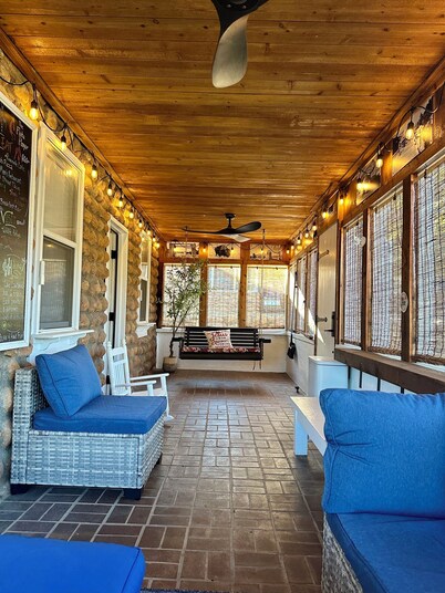 Lone Oak Cottage Fully restored cabin with 5 beds & walk in shower
