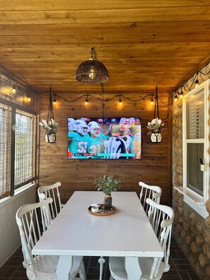 Dining - Lone Oak Cottage Fully restored cabin with 5 beds & walk in shower (Medicine Park)