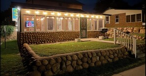 Exterior - Lone Oak Cottage Fully restored cabin with 5 beds & walk in shower (Medicine Park)