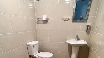 Departamento, 2 habitaciones | Baño | Papel de baño