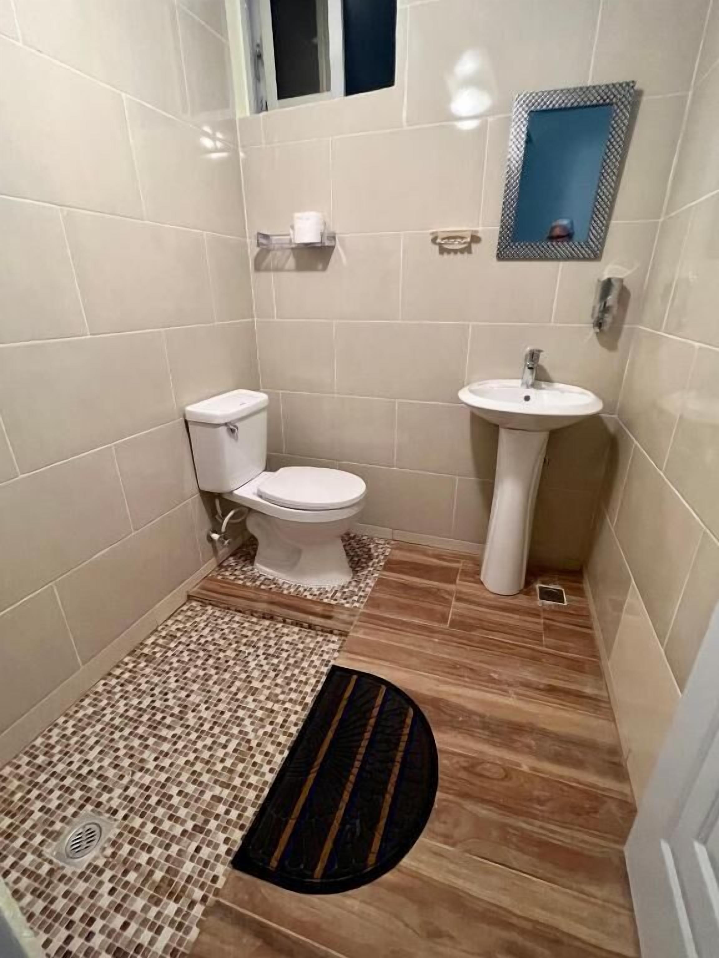 Apartment, 2 Bedrooms | Bathroom | Toilet paper