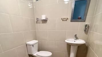 Apartment, 2 Bedrooms | Bathroom | Toilet paper