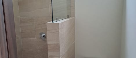 Toalhas de banho, sabonete, papel higiênico