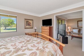 A hotel room with a bed, a television, a desk, and a chair. - Quiet Comfortable 2br-2ba Condo in Saddlebrook (Zephyrhills)