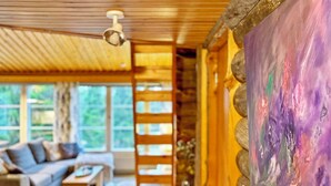 Una sala de estar acogedora con un sofá, una mesa de centro y un cuadro en la pared.