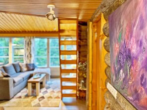 Ein gemütliches Wohnzimmer mit Sofa, Couchtisch und einem Bild an der Wand.