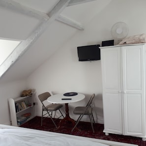 Chambre Confort double, vue sur le jardin | Fer et planche Ă repasser, accĂšs au Wi-Fi (inclus)
