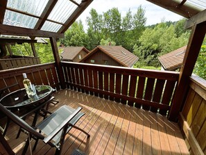 Outdoor dining - Peaceful COZY Apartment in Bavarian Forest +WIFI (Grafenwiesen)