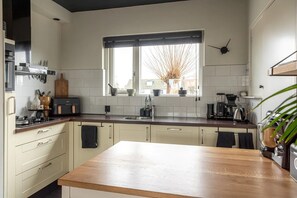 House | Private kitchen - Spacious Holiday Home in the Center of Langweer (Langweer)