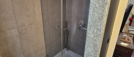 Douche, séchoir à cheveux, serviettes fournies