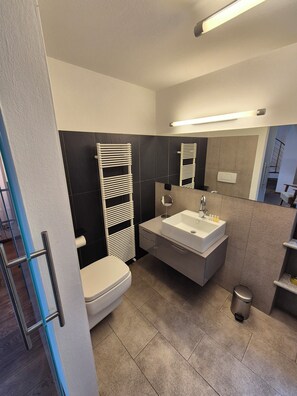 Een douche, een haardroger, handdoeken