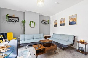 Living area - Stylish Birmingham Apartment For Family (Birmingham)