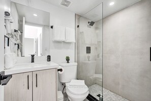 Shower, hair dryer, towels - Large 4BD/2BA Getaway in South Beach Block from the Beach 405 (Miami Beach)