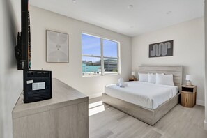 4 bedrooms, iron/ironing board, travel cot, WiFi - Large 4BD/2BA Getaway in South Beach Block from the Beach 405 (Miami Beach)