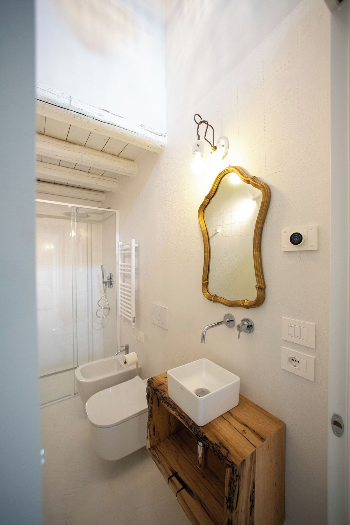 Shower, bidet, towels