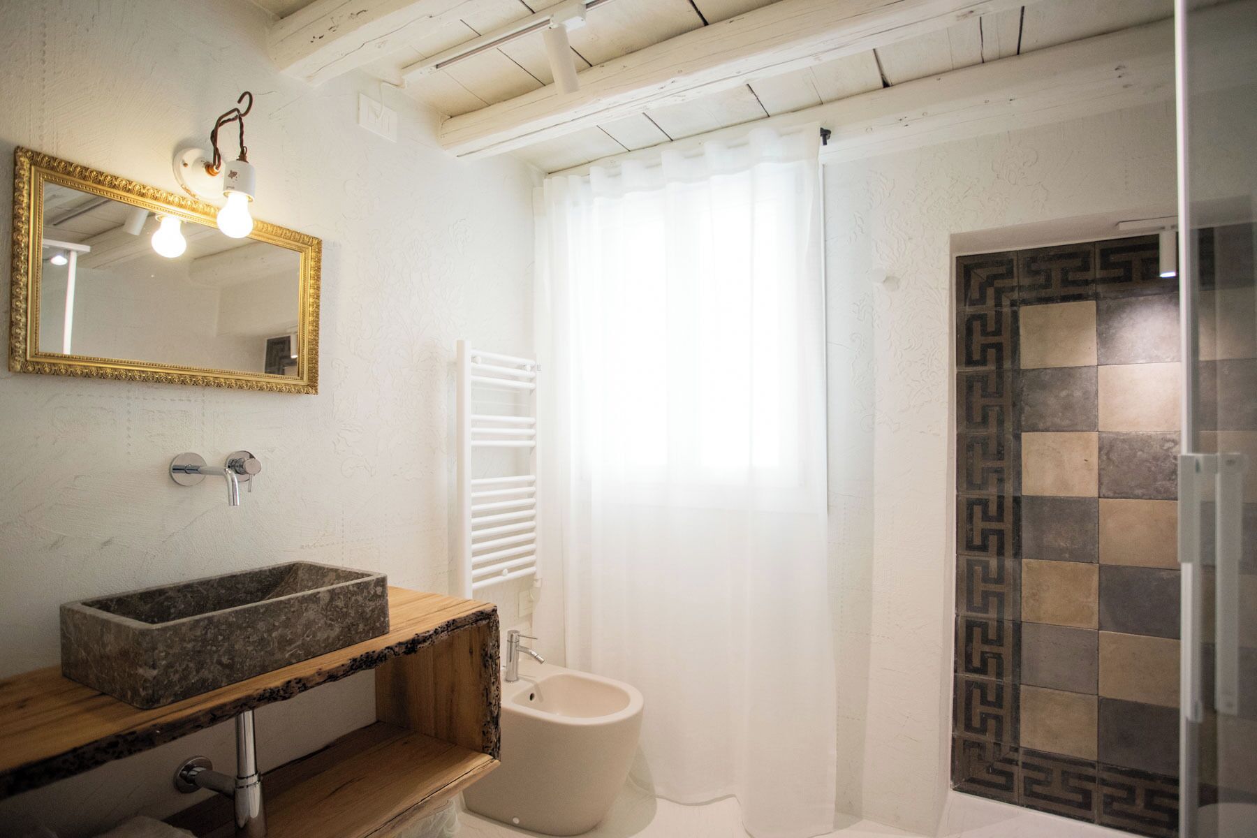 Shower, bidet, towels