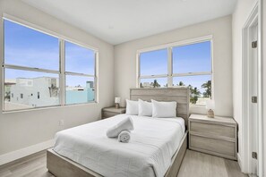2 bedrooms, iron/ironing board, travel cot, WiFi - Prime South Beach Condo Block from the Ocean 406 (Miami Beach)