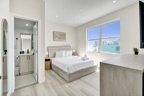 2 bedrooms, iron/ironing board, travel cot, WiFi - Cozy Collins Ave Gem One Block from the Beach 403 (Miami Beach)