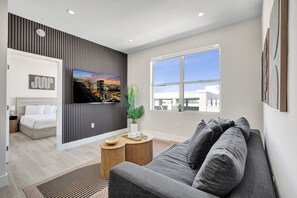 2 bedrooms, iron/ironing board, travel cot, WiFi - Spacious South Beach Gem Steps to the Beach 402 (Miami Beach)