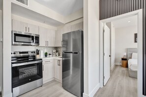 Refrigerador, microondas, horno y parrilla de estufa 