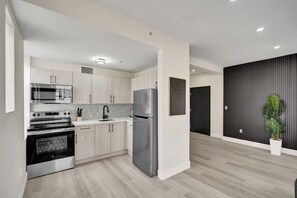 Kühlschrank, Mikrowelle, Ofen, Herdplatte