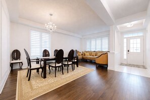 Dining - Entire large 4bd house with 3 parking  (East Gwillimbury)