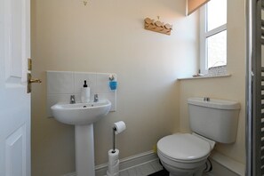 Bathroom - Seaview Flat2 by Hunstanton Holidays (Hunstanton)