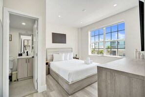 2 bedrooms, iron/ironing board, travel cot, WiFi - Cozy 2BR SoBe Pad Just a Block to the Beach 303 (Miami Beach)