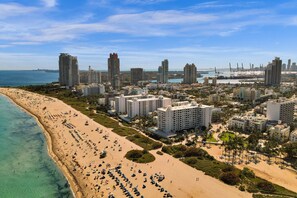 Beach nearby - Cozy 2BR SoBe Pad Just a Block to the Beach 303 (Miami Beach)