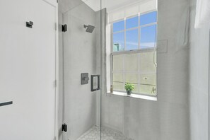 Dusche, Haartrockner, Handtücher