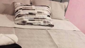 1 bedroom, WiFi (free), bed sheets