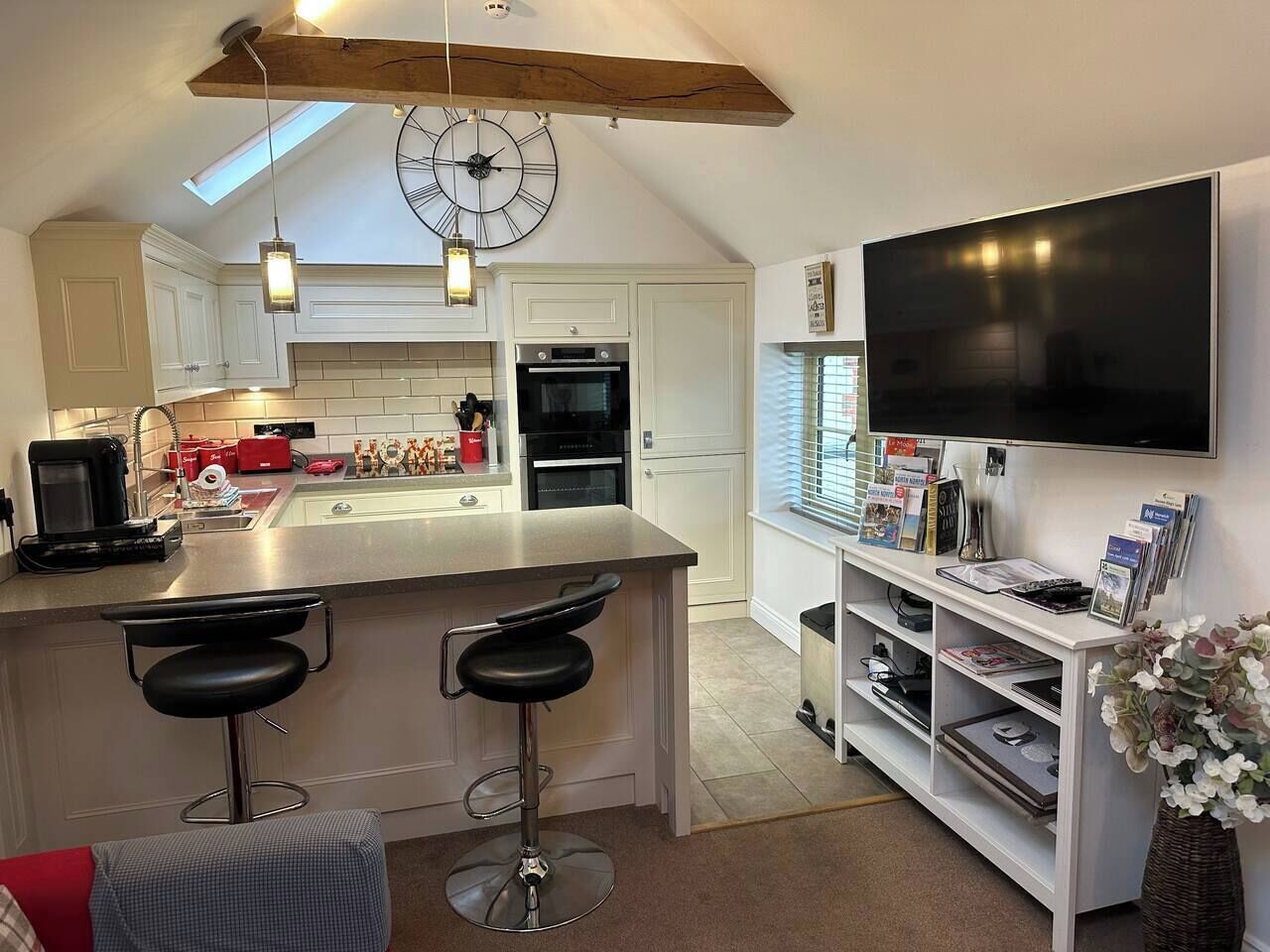 Fridge, microwave, oven, coffee/tea maker