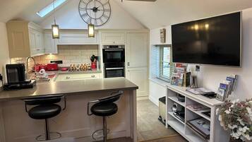 Fridge, microwave, oven, coffee/tea maker