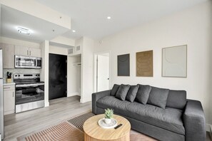 TV - Chic 1BR Condo in Prime South Beach Ocean 1 Min Away 306 (Miami Beach)