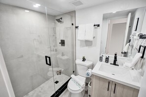 Een douche, een haardroger, handdoeken