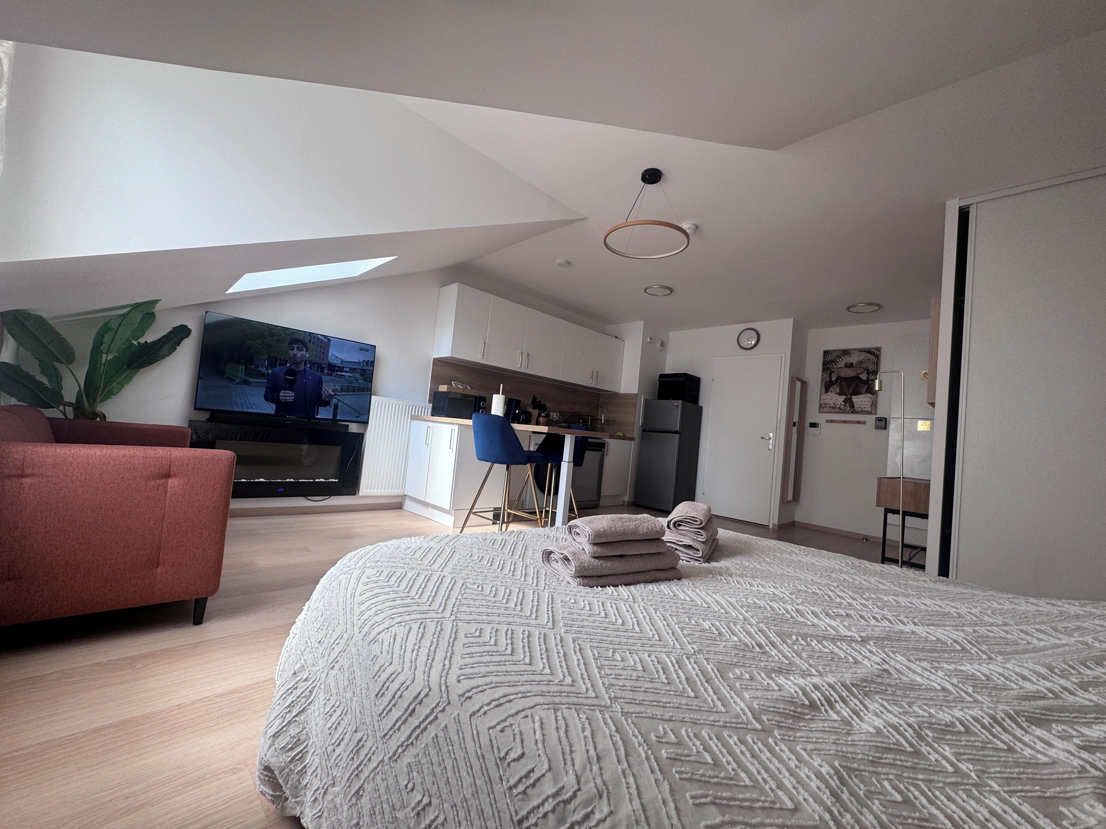 1 habitación, tabla de planchar con plancha y cuna de viaje 