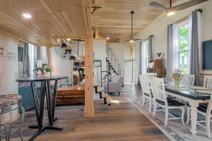 Dining - Historic Schoolhouse + Bus Stay + Private Hot Tub (Paola)