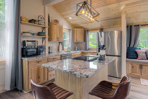 Historic Schoolhouse + Bus Stay + Private Hot Tub