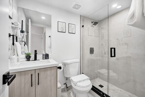 Douche, sèche-cheveux, serviettes fournies