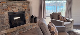 NEW Luxurious East Twin Cottage- lakeside, Stunning Fireplace, 4 min to Nisswa!