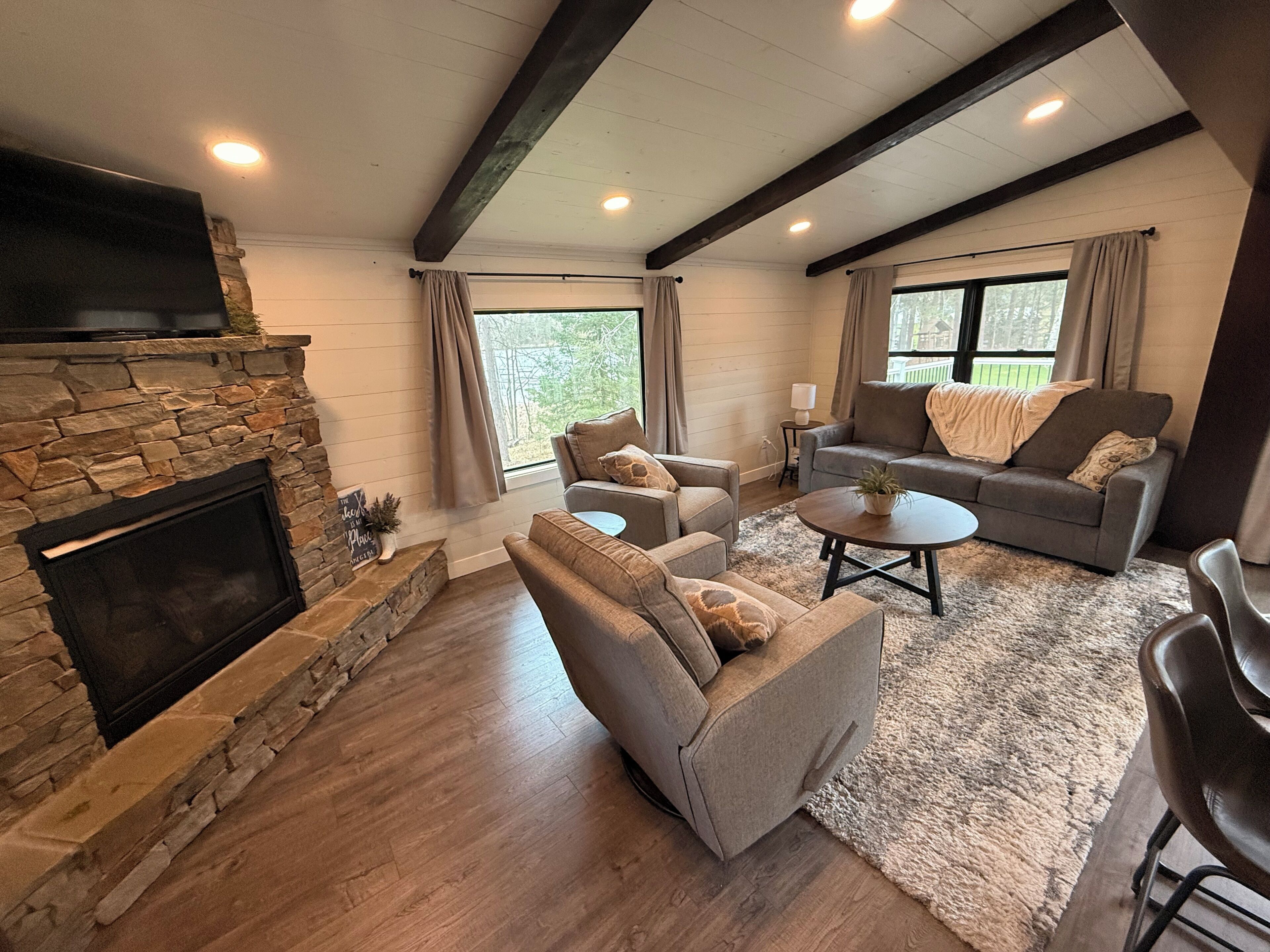 Smart TV, chimenea, libros