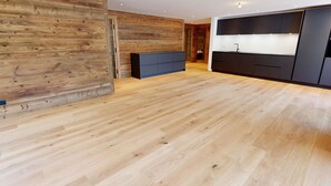 Una cocina moderna con suelo de madera, armarios empotrados y una isla central.
