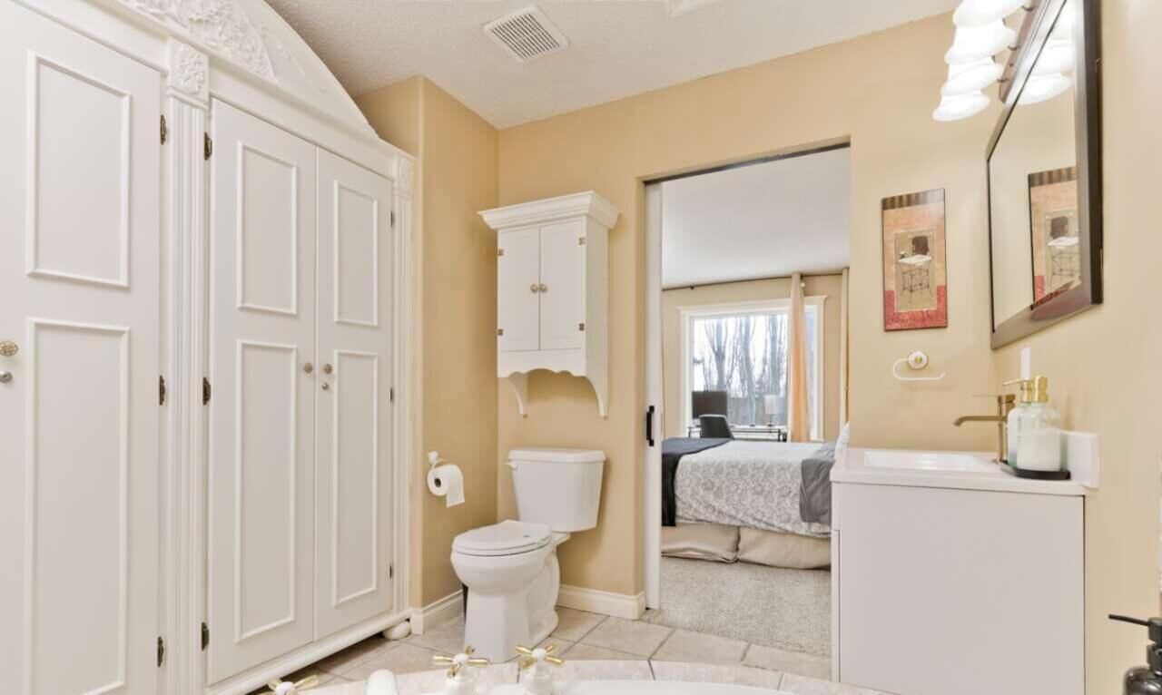 Family House | Bathroom | Towels, soap, shampoo, toilet paper