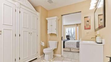 Family House | Bathroom | Towels, soap, shampoo, toilet paper