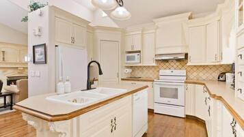 Family House | Private kitchen | Full-sized fridge, microwave, oven, stovetop