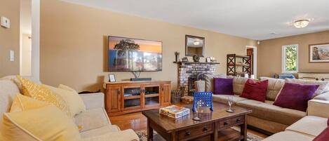 Smart TV, fireplace