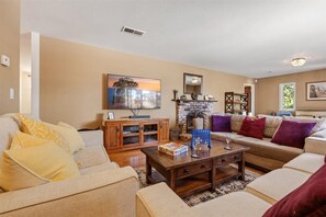 Living area - 4075 Scotty's Treehouse, Forest Views, Dog Welcome (Carmel-by-the-Sea)